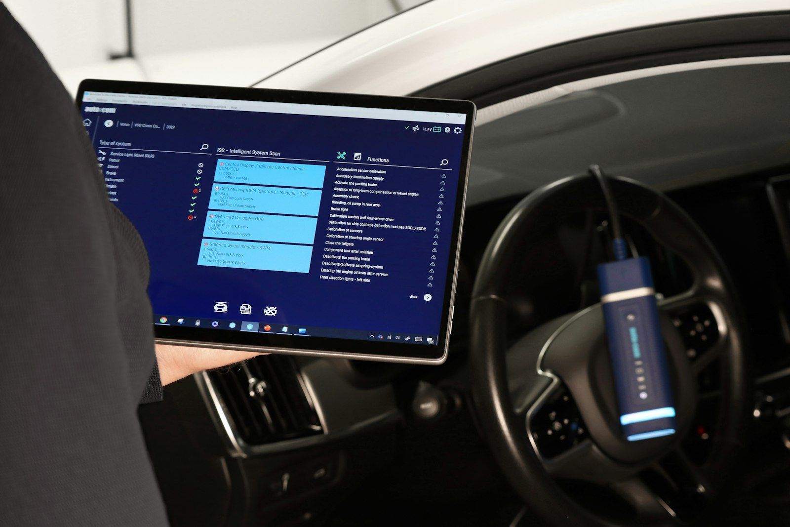 Autocom CARS softver na tabletu, ICON uređaj priključen u vozilu